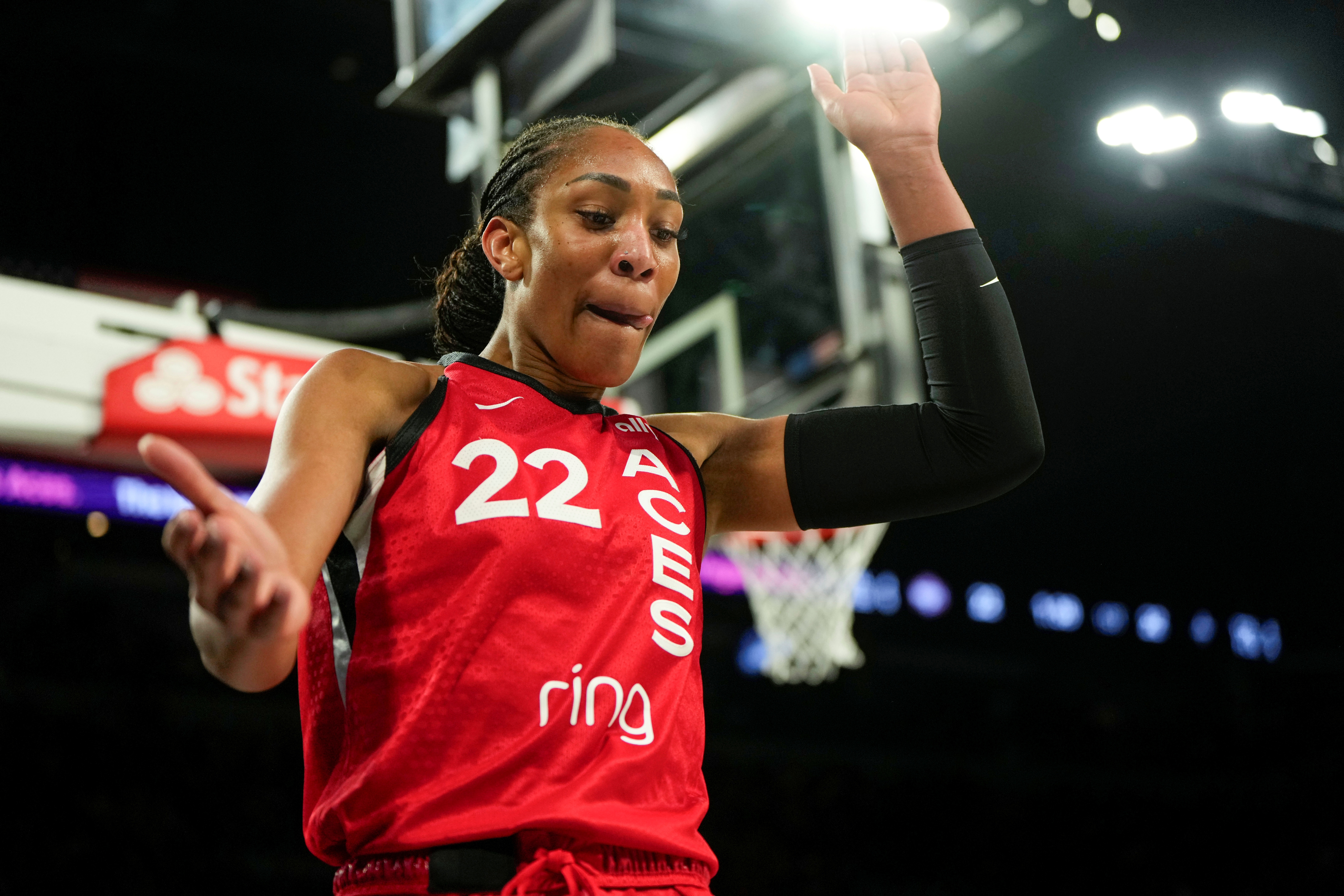 一竞技官网-无解！阿贾-威尔逊17中9轰23分19板4助2断4帽 提前下场不刷第20板